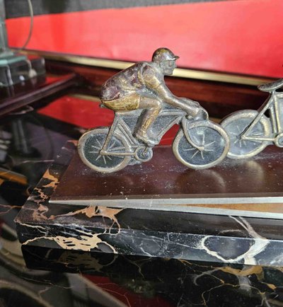 Scultura di ciclisti, anni '30, bronzo policromo