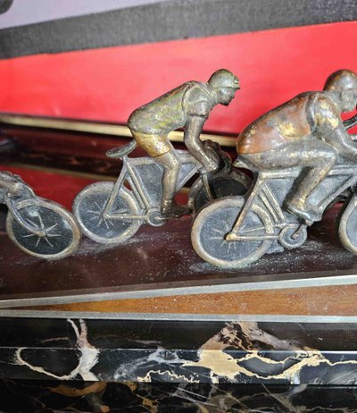 Scultura di ciclisti, anni '30, bronzo policromo