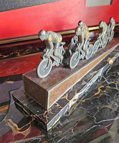 Scultura di ciclisti, anni '30, bronzo policromo