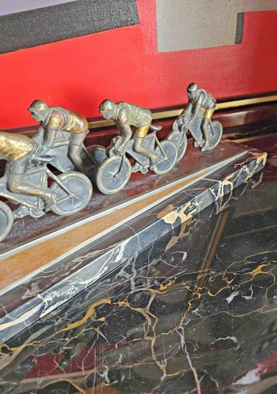 Scultura di ciclisti, anni '30, bronzo policromo