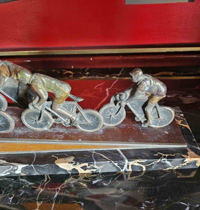 Scultura di ciclisti, anni '30, bronzo policromo