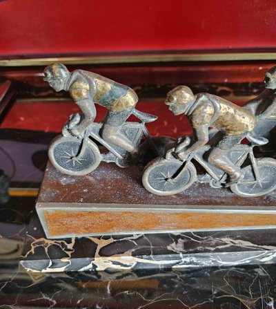 Scultura di ciclisti, anni '30, bronzo policromo