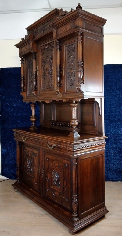 Wunderschönes Sideboard im Renaissance-Stil aus massivem Nussbaumholz, vollständig geschnitzt