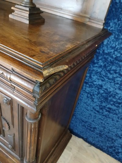 Bellissima credenza in stile rinascimentale in noce massello, completamente intagliata