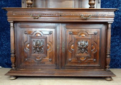 Bellissima credenza in stile rinascimentale in noce massello, completamente intagliata