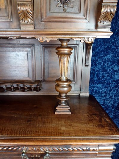 Wunderschönes Sideboard im Renaissance-Stil aus massivem Nussbaumholz, vollständig geschnitzt