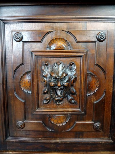 Wunderschönes Sideboard im Renaissance-Stil aus massivem Nussbaumholz, vollständig geschnitzt