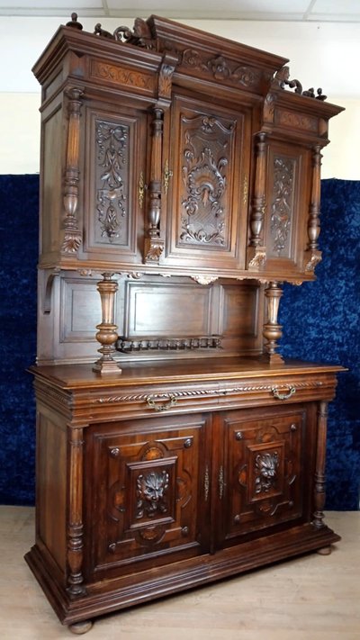 Bellissima credenza in stile rinascimentale in noce massello, completamente intagliata