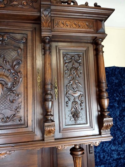 Bellissima credenza in stile rinascimentale in noce massello, completamente intagliata