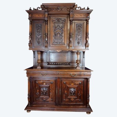 Wunderschönes Sideboard im Renaissance-Stil aus massivem Nussbaumholz, vollständig geschnitzt