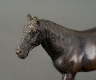 Cheval de trait en bronze miniature XIXe Patine brun foncé