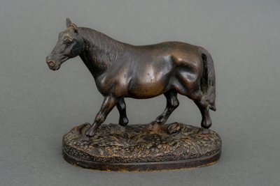 Cheval de trait en bronze miniature XIXe Patine brun foncé