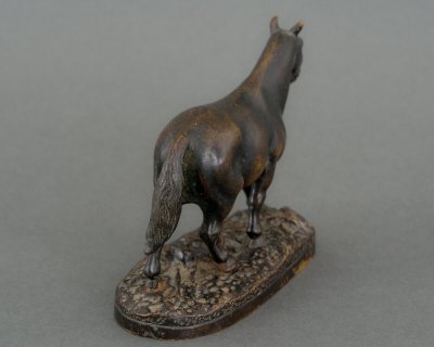 Cavallo da tiro in bronzo in miniatura del XIX secolo con patina marrone scuro