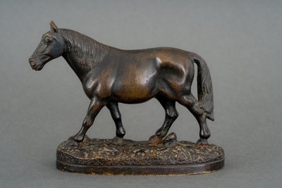 Cavallo da tiro in bronzo in miniatura del XIX secolo con patina marrone scuro