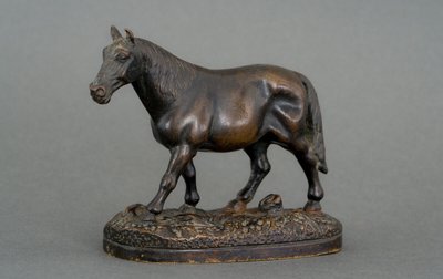 Cheval de trait en bronze miniature XIXe Patine brun foncé