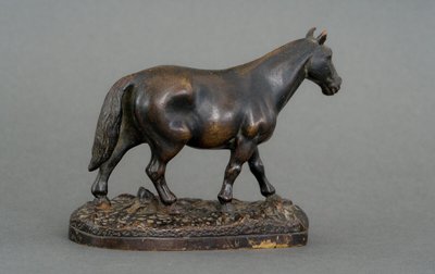 Cavallo da tiro in bronzo in miniatura del XIX secolo con patina marrone scuro