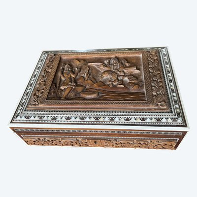 Coffret anglo-indien en bois de santal sculpté, XIXème siècle.