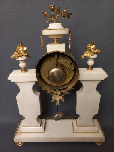 Uhr aus der Zeit Louis XVI aus dem 18. Jahrhundert