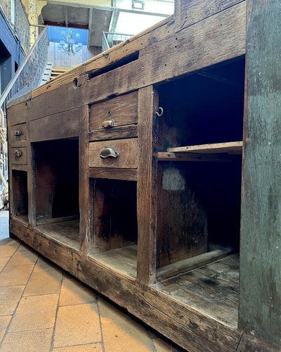 1900s style bar counter