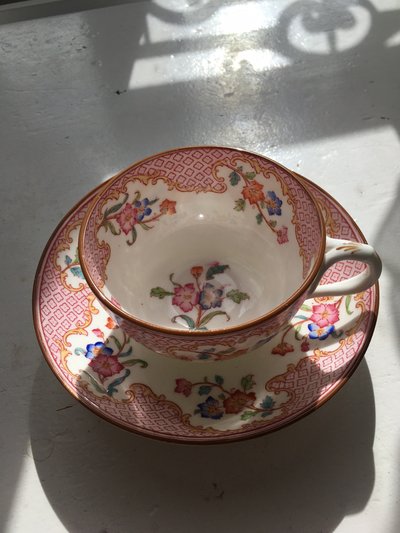 Tasse à thé en porcelaine de Cauldon décor Minton rose