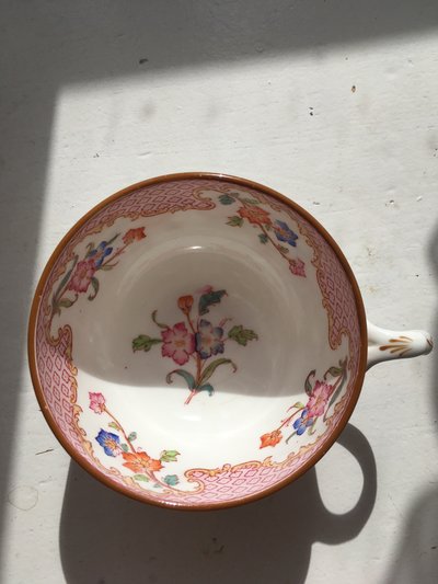 Tasse à thé en porcelaine de Cauldon décor Minton rose