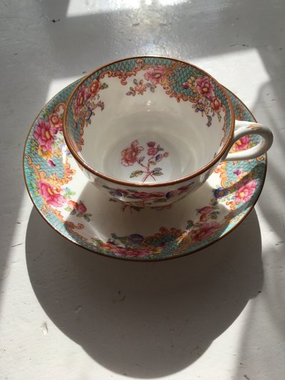 Tasse à thé en porcelaine de Cauldon décor Minton 