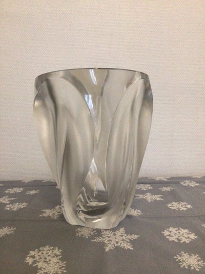 Grand vase en cristal Lalique modèle "Ingrid"