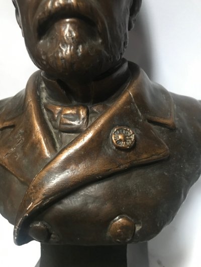 Buste de PASTEUR Louis signé A .JOLIVEAUX  patine bronze médaille.