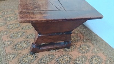 18th century Maie table in walnut