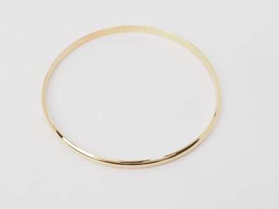 Bracciale rigido in oro giallo a metà