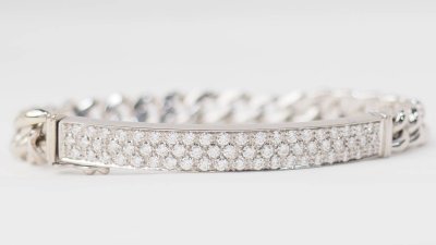 Flexible bracelet in white gold paved with diamonds