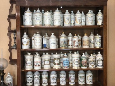 Sammlung antiker Apothekengefäße aus Porzellan