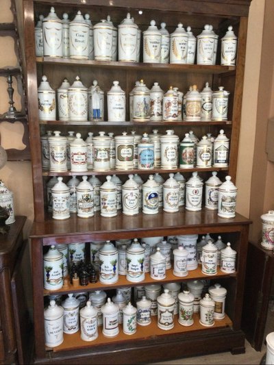 Collezione di vasi da farmacia in porcellana antica