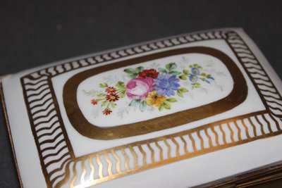 Porzellandose mit Blumen- und Golddekor um 1900