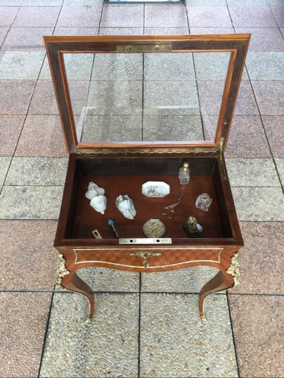 Kleine flache Vitrine mit Intarsienarbeit, Periode Napoleon III