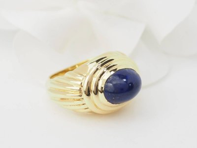 Geriffelter Ring aus Gelbgold und Lapislazuli-Cabochon 