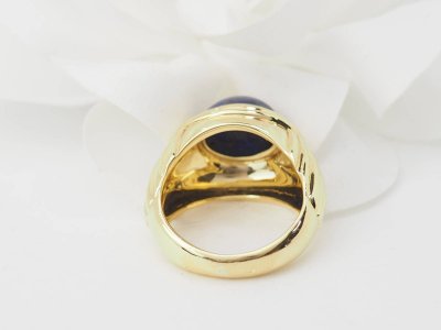 Geriffelter Ring aus Gelbgold und Lapislazuli-Cabochon 