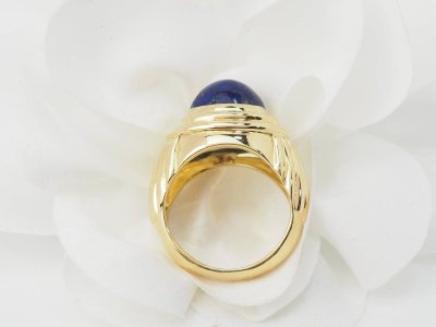 Bague godronnée en or jaune et cabochon Lapis Lazuli 