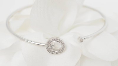 Flexible bangle bracelet in white gold and diamonds