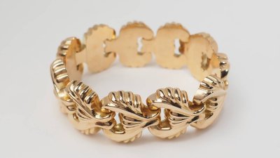 Tank bracelet in yellow gold