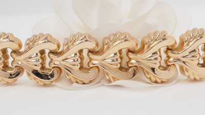 Tank bracelet in yellow gold