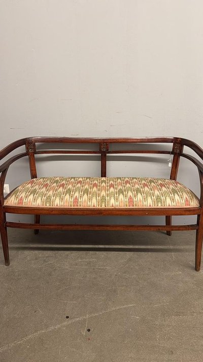 Antique 1930s Art Nouveau sofa in mahogany and carvings, size 78x125x52 cm