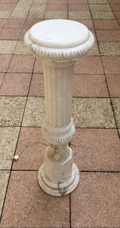 Geschnitzte Marmorsäule