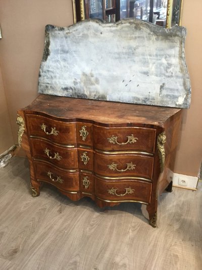 Louis XV chest of drawers in crossbow