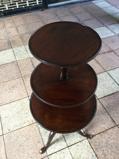 Pedestal table called "Mute Servant"