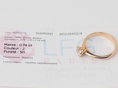 Anello solitario in oro rosa e diamante certificato da 0,74 ct