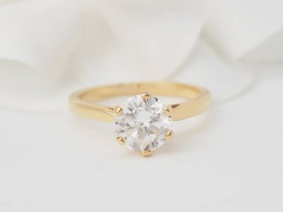 Solitärring aus Gelbgold mit 1,59 ct Diamant