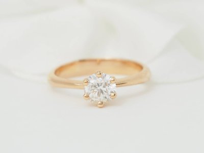 Solitaire ring in rose gold and certified 0.69ct diamond