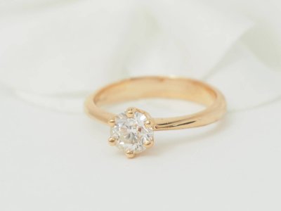 Solitärring aus Roségold und zertifiziertem 0,69 ct Diamant