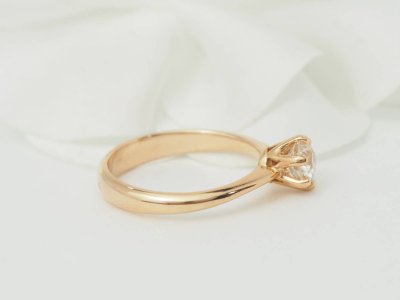 Solitaire ring in rose gold and certified 0.69ct diamond